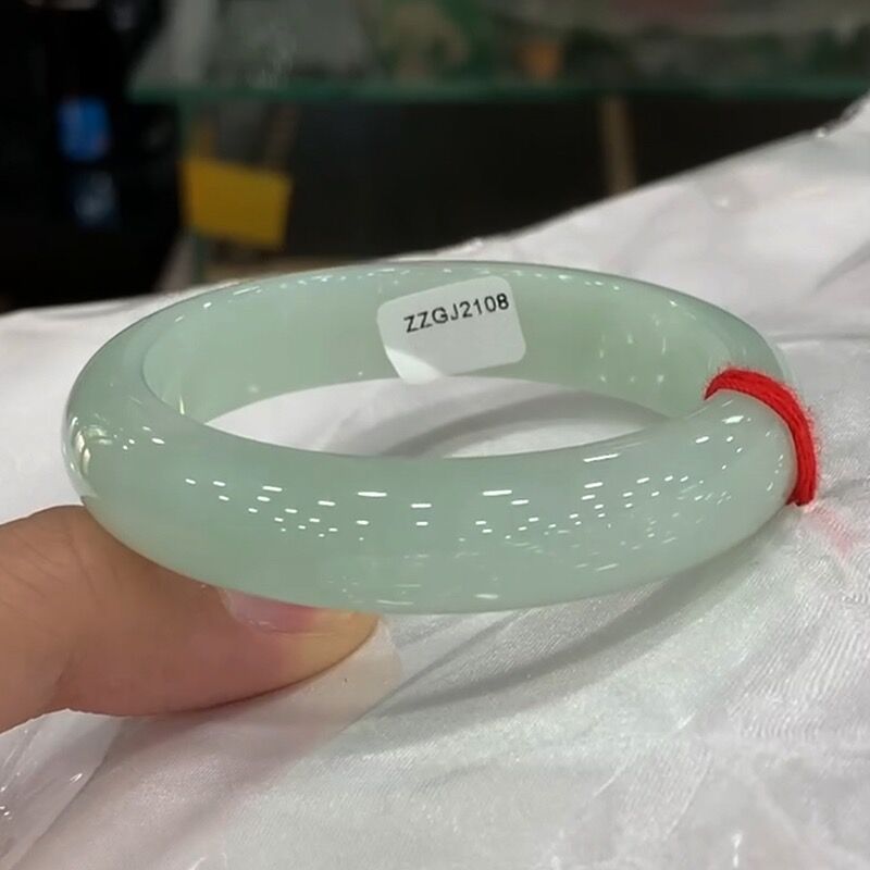 Lighting & Home Decor Studio Photos - Bracciale in giada verde chiaro ghiacciato,
